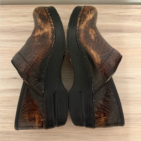 Dansko Professional Women's Clogs Brown Leather Tooled Embossed Stapled Size 38 - Picture 1 of 10